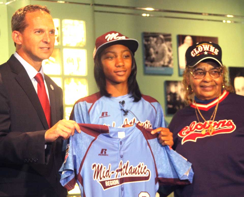 Mo'ne Davis donating Little League World Series jersey to Hall of
